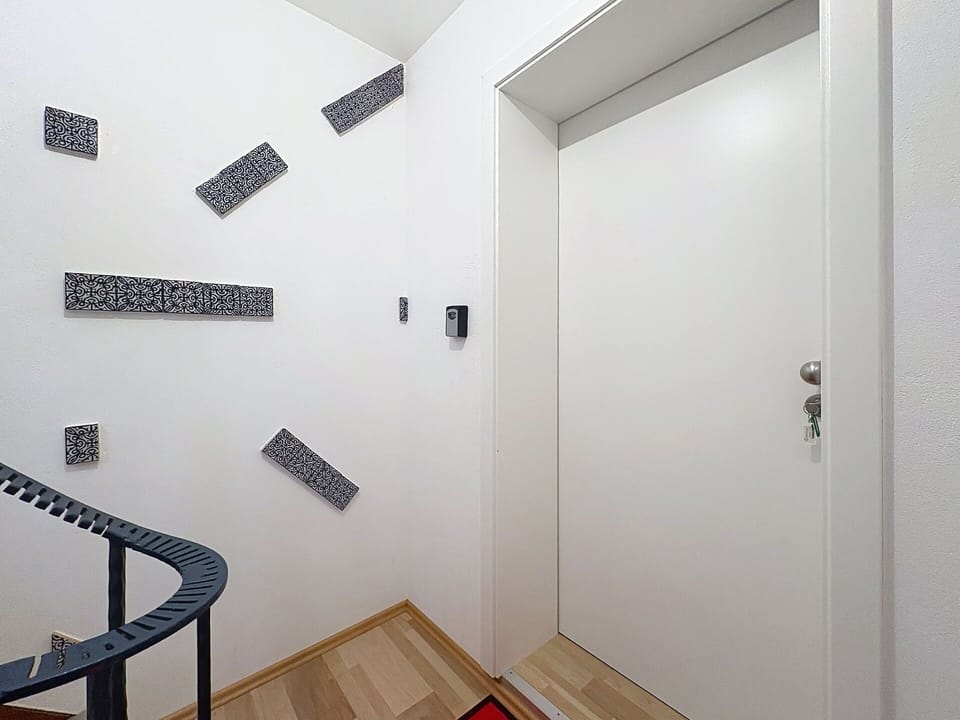 Wall, Wood, Flooring, Interior Design, Floor, Ceiling, Door, Apartment, Room