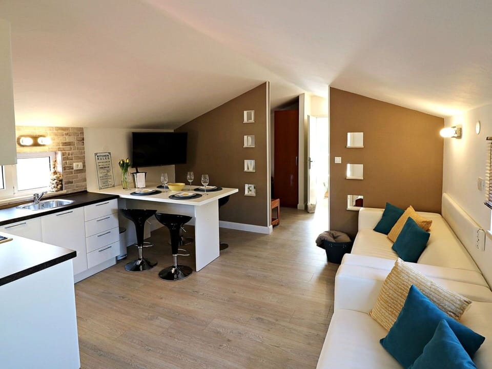 Shrub, Residential Area, Home, Estate, Garden, Lawn, Landscaping, Yard, Mansion, Villa