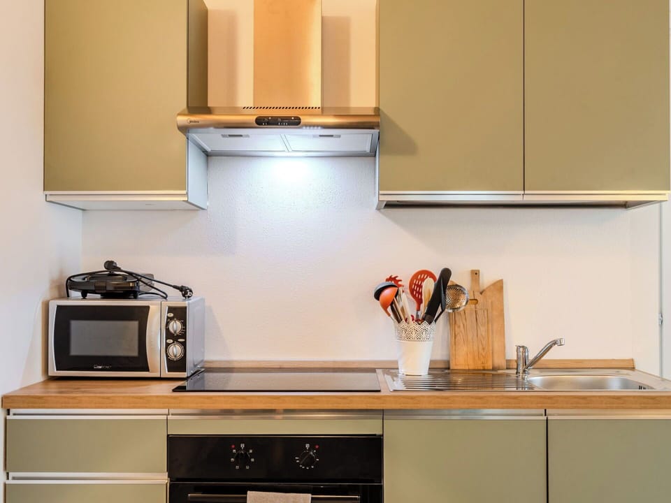 Kitchen Appliance, Kitchen, Countertop, Major Appliance, Cabinetry, Home Appliance, Interior Design, Wood, Furniture, Kitchen Stove