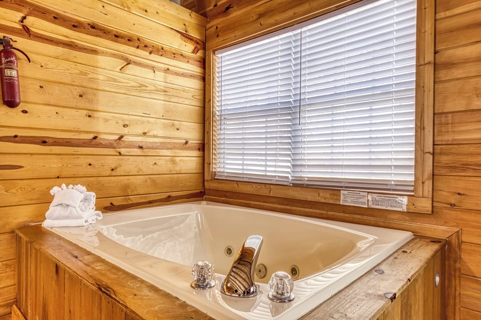 Cabin with a Hot Tub in Gatlinburg "Ole Red" - Whirlpool tub