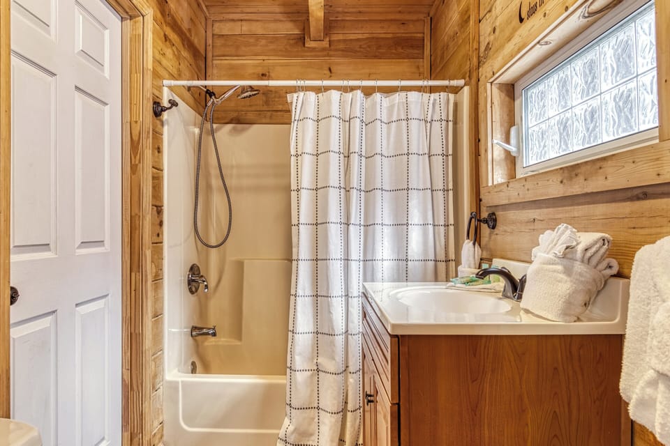 Vacation Rental in Gatlinburg "Ole Red" - Main level bathroom with tub/shower combo