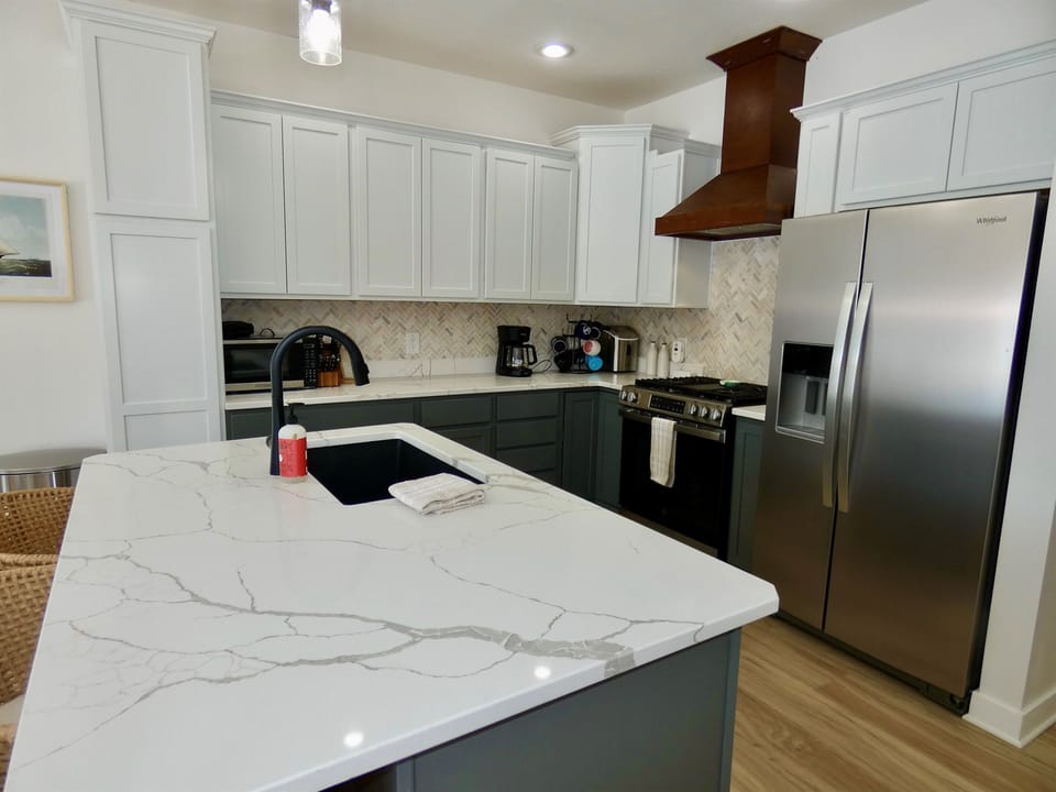 Full, well equipped kitchen to prepare meals or snacks.