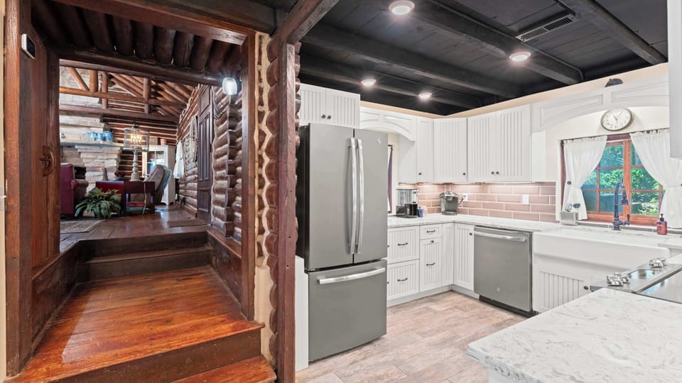 House, Multiple Beds, Patio (Log Cabin Retreat) | Private kitchen