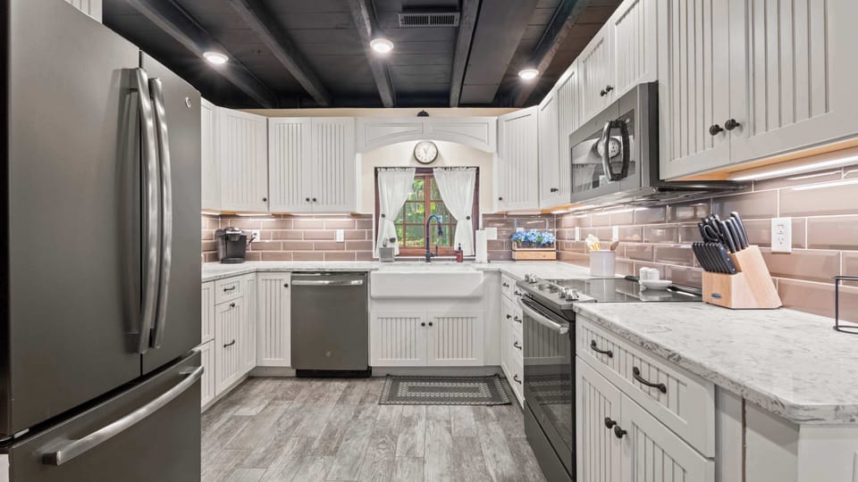 House, Multiple Beds, Patio (Log Cabin Retreat) | Private kitchen