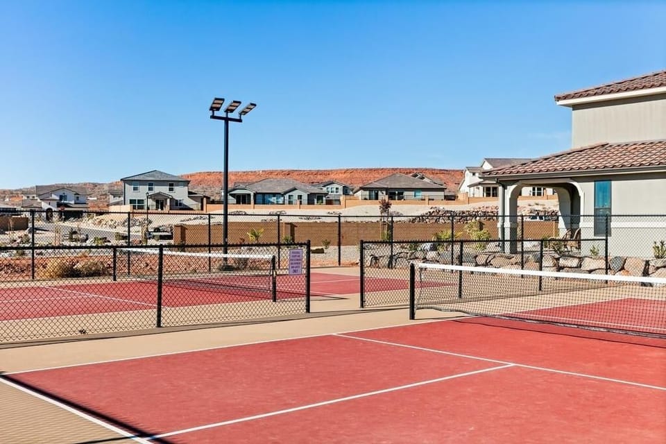 House, 5 Bedrooms | Sport court