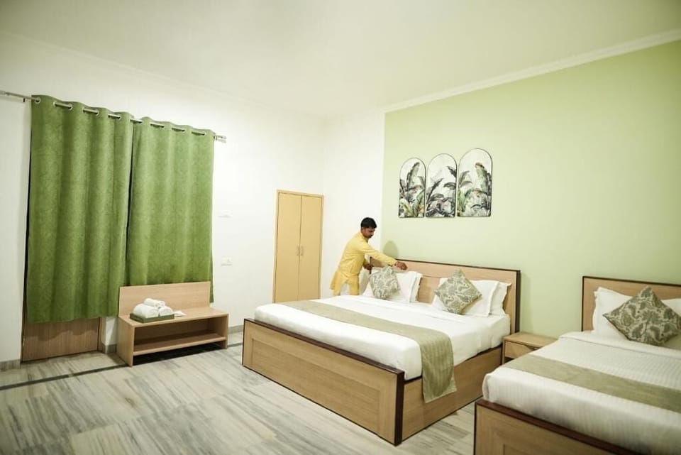 In-room safe, soundproofing, iron/ironing board, free WiFi