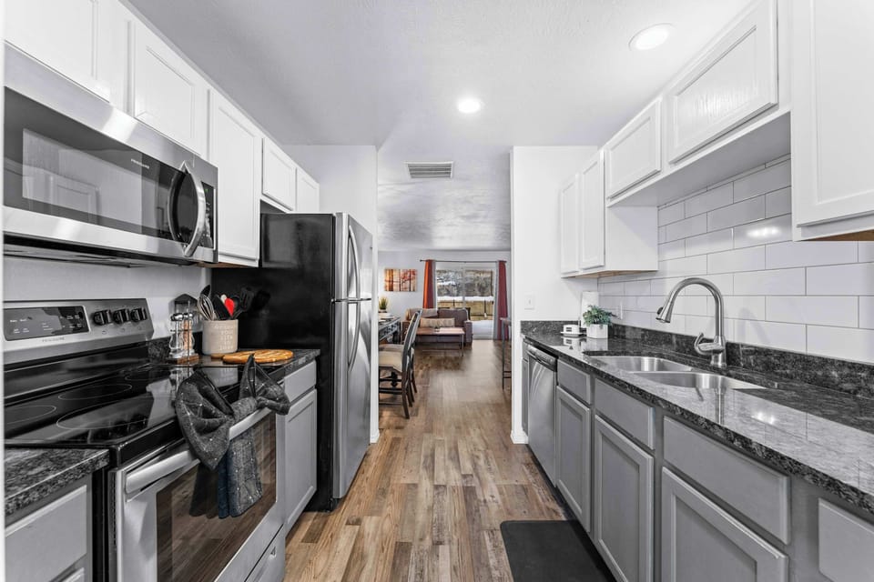 Condo, Multiple Beds, Patio, Garden View (Ashley's Charming Chalet) | Private kitchen