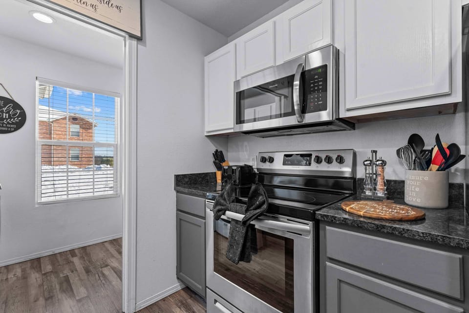 Condo, Multiple Beds, Patio, Garden View (Ashley's Charming Chalet) | Private kitchen