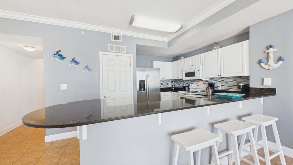 Full kitchen with breakfast bar and all the cooking essentials