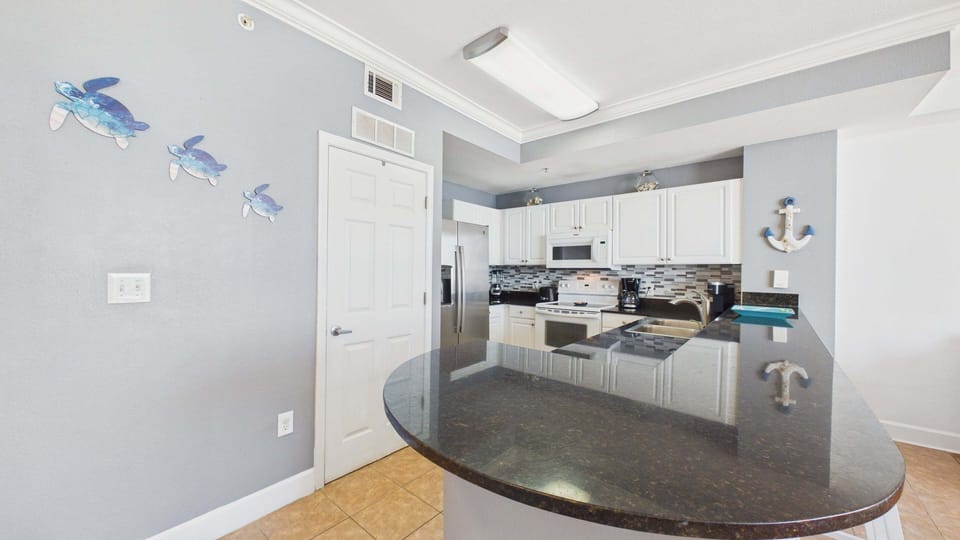 Full kitchen with breakfast bar and all the cooking essentials