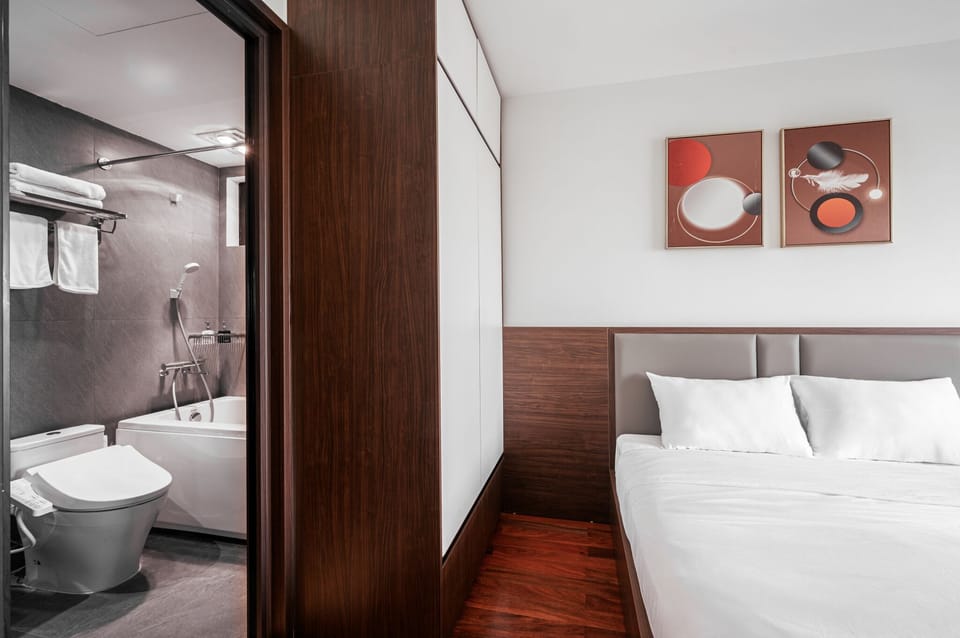 Deluxe Suite | Bathroom | Shower, hair dryer, slippers, towels