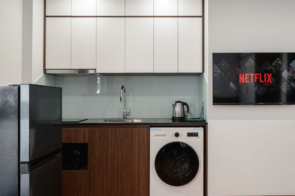 Deluxe Double Room | Private kitchen | Fridge, stovetop