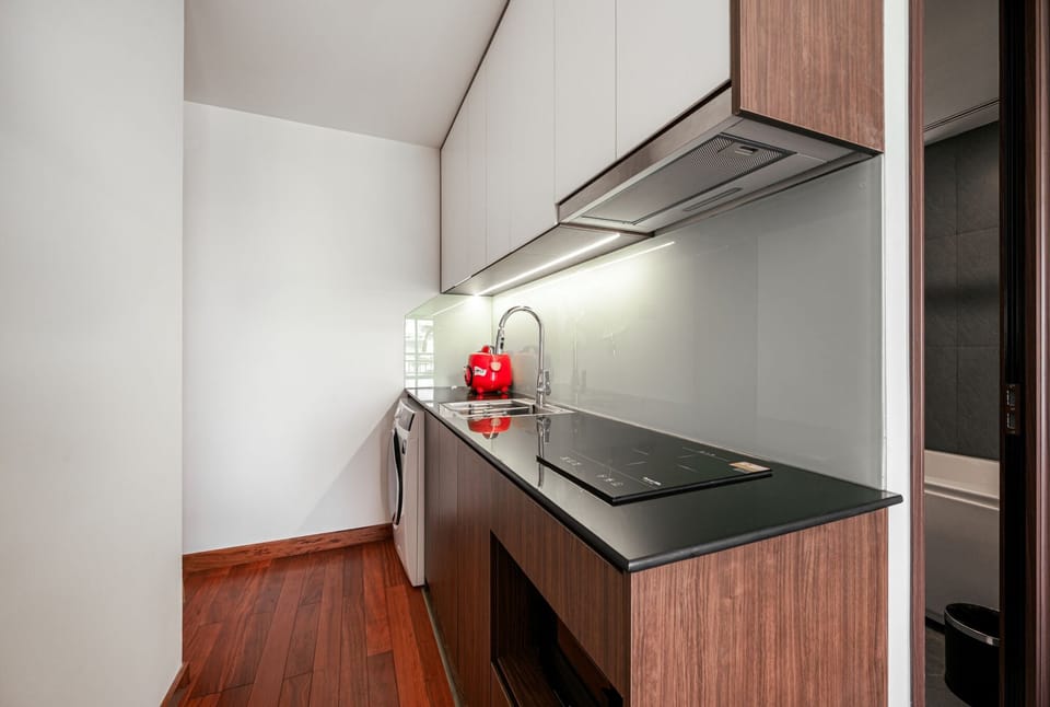 Deluxe Suite | Private kitchen | Fridge, stovetop