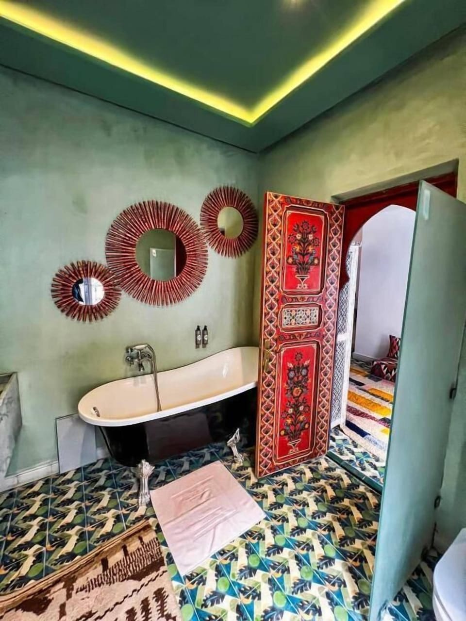 Deluxe Triple Room, Non Smoking | Bathroom | Shower, free toiletries, hair dryer, towels