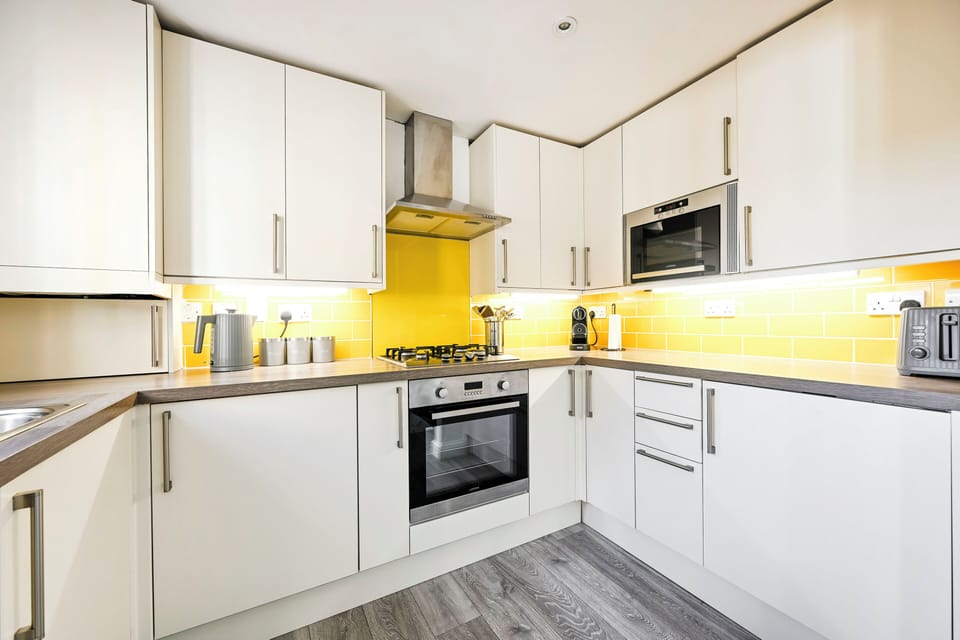Fully equipped kitchen & washing machine with dryer
