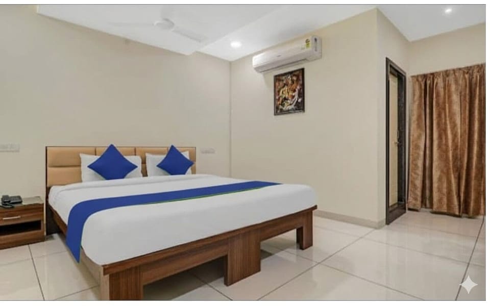Executive Double Room | Desk, laptop workspace, free WiFi