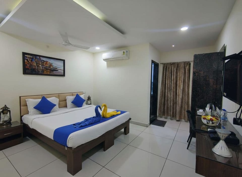 Executive Double Room | Desk, laptop workspace, free WiFi
