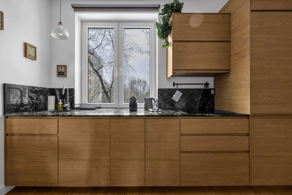 Modern Kitchen – Stylish Wooden Cabinets and Fully Equipped Cooking Space | Book Now with RENTUJEMY.COM
