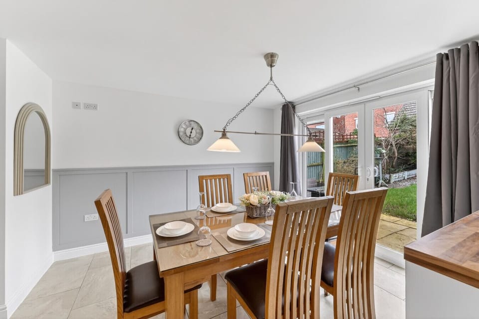 Dining area with seating for up to 6 guests