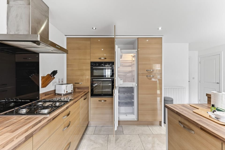 Integrated fridge freezer