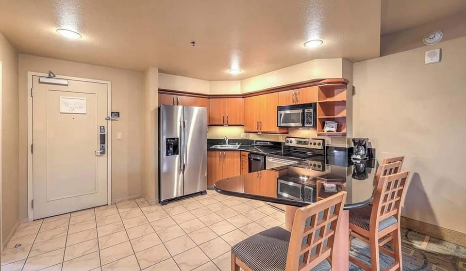 Deluxe Room, City View | Private kitchen | Coffee/tea maker, dining tables
