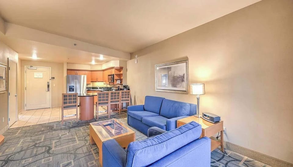 Deluxe Room, City View | Living area | Offices
