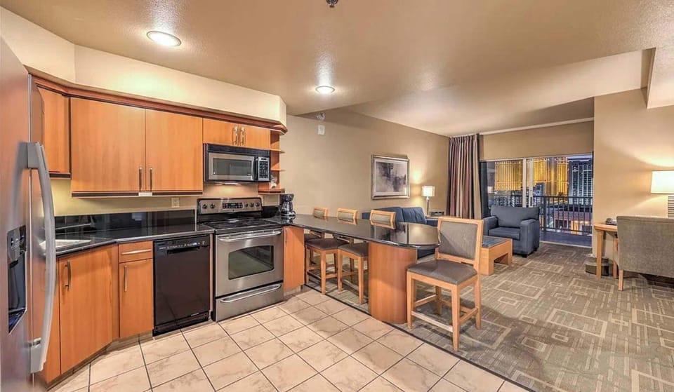 Deluxe Room, City View | Private kitchen | Coffee/tea maker, dining tables