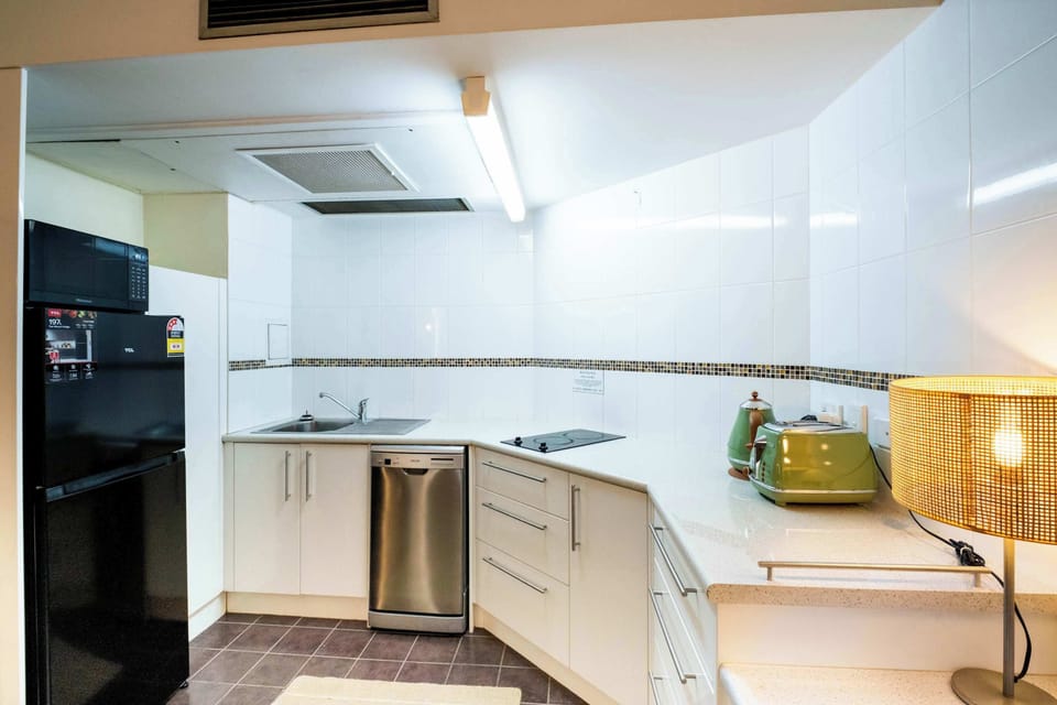 Full kitchen with Cooktop, Dishwasher, kettle & Toaster, Fridge, Microwave, Airfryer