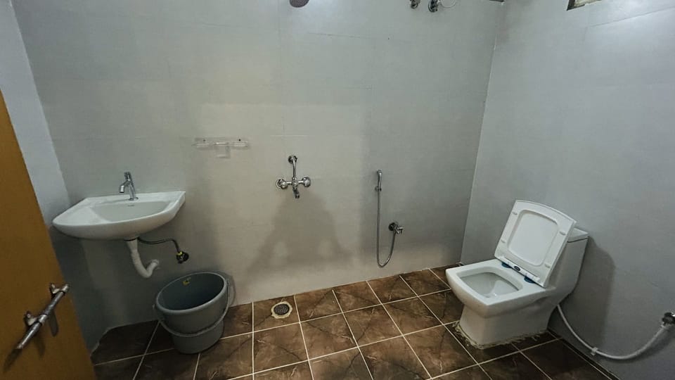 Deluxe Single Room | Bathroom | Shower, towels, soap, shampoo