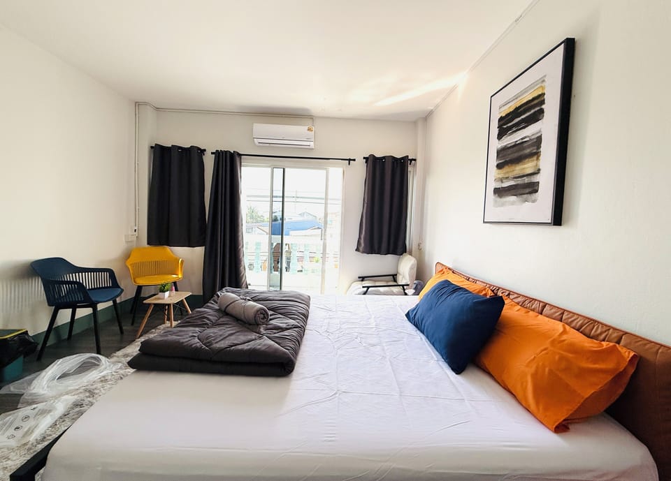 Deluxe Single Room, 1 King Bed, Balcony, City View | WiFi (free), bed sheets