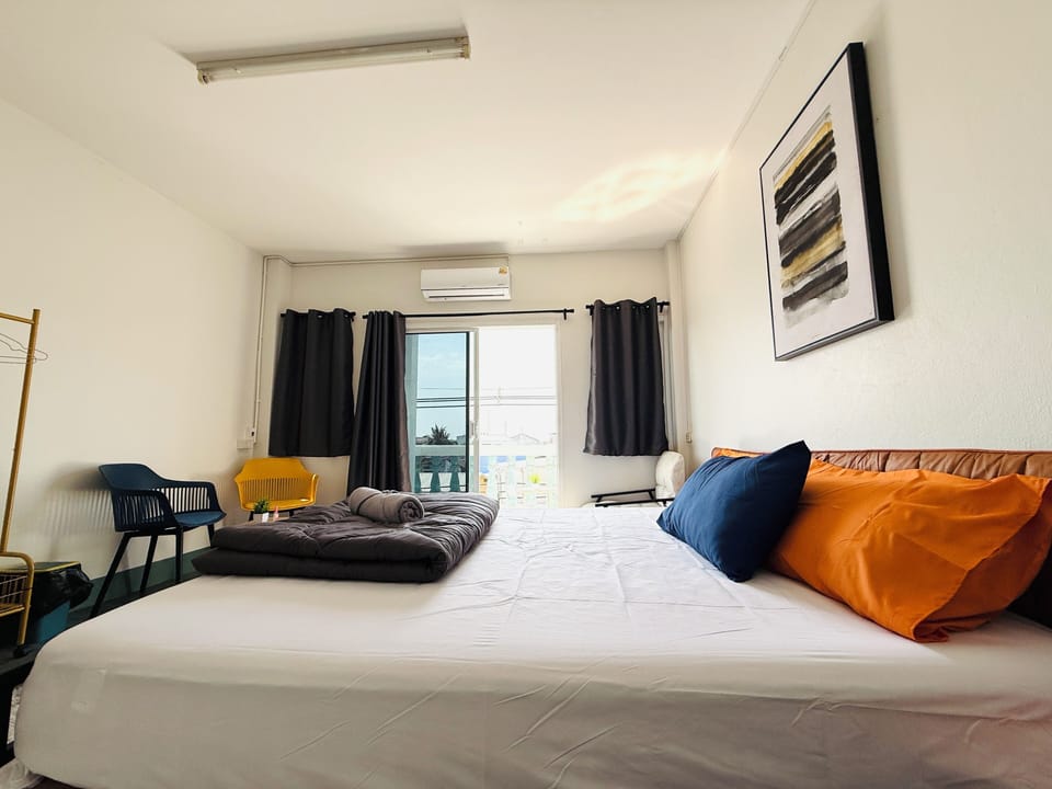 Deluxe Single Room, 1 King Bed, Balcony, City View | WiFi (free), bed sheets