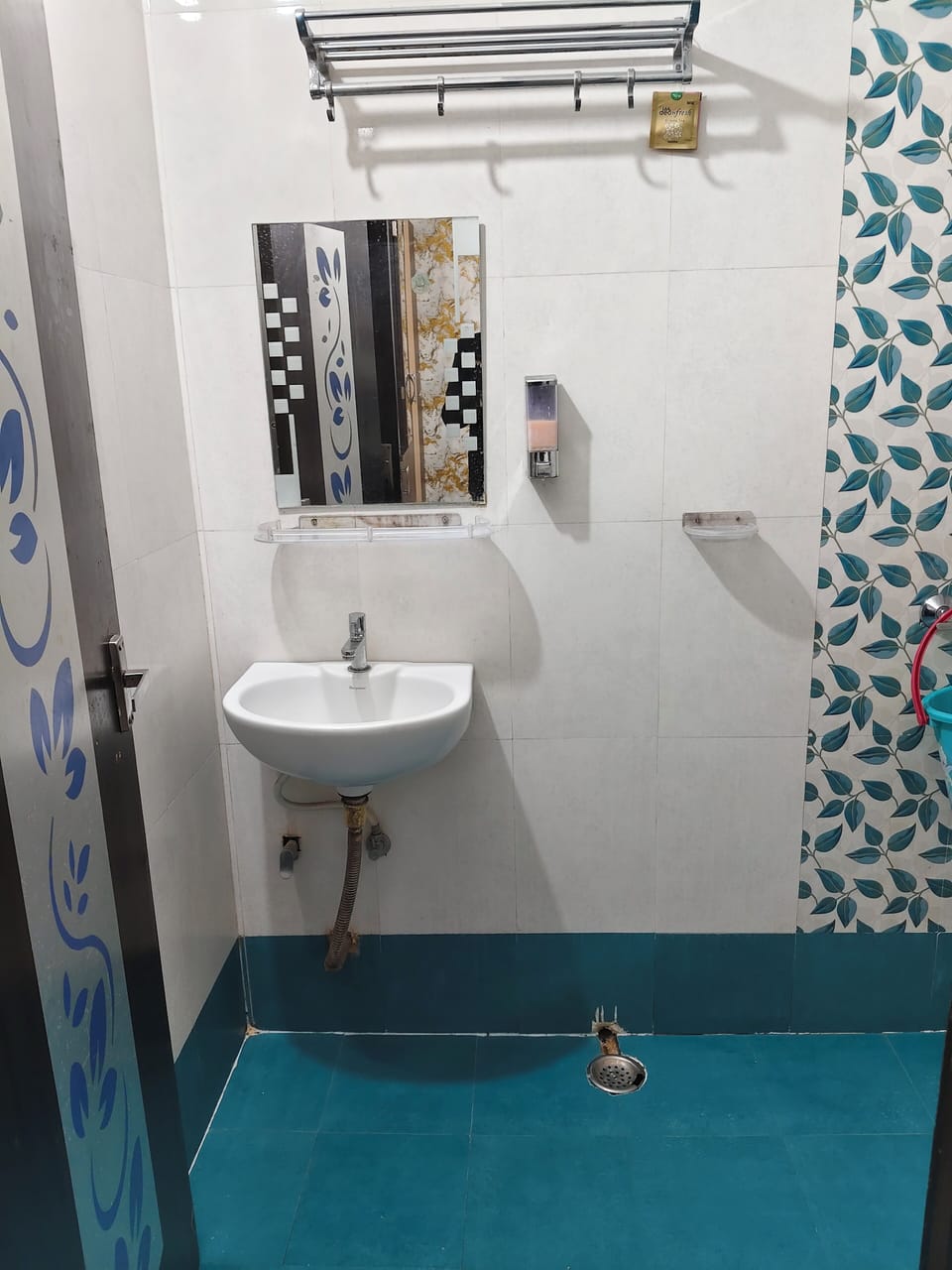 Deluxe Room, Balcony | Bathroom | Slippers, towels, soap, shampoo