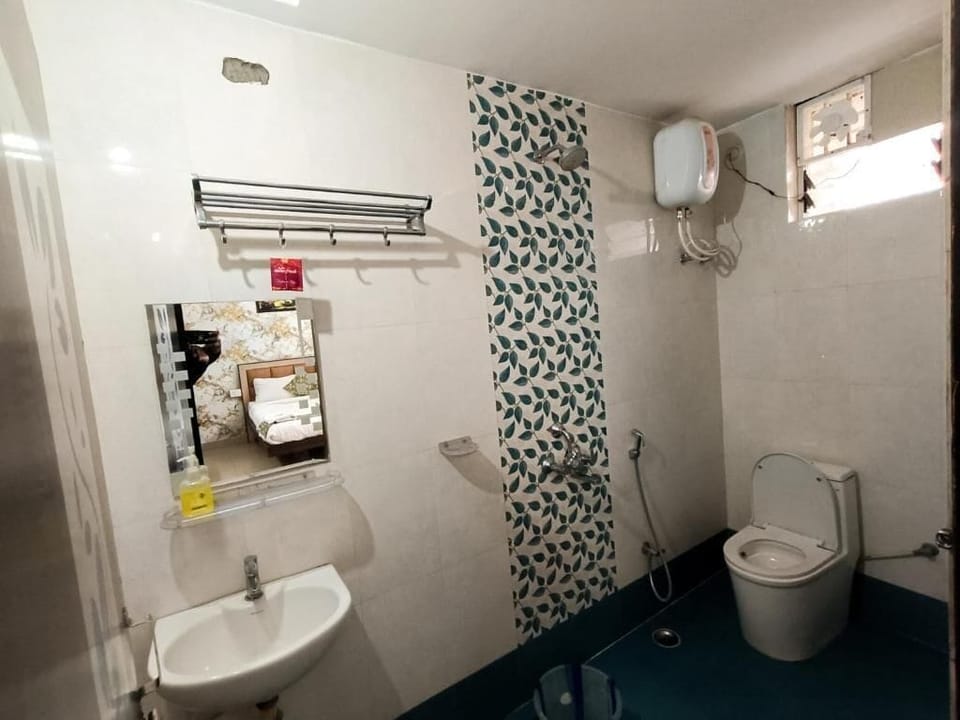 Deluxe Room, Balcony | Bathroom | Slippers, towels, soap, shampoo