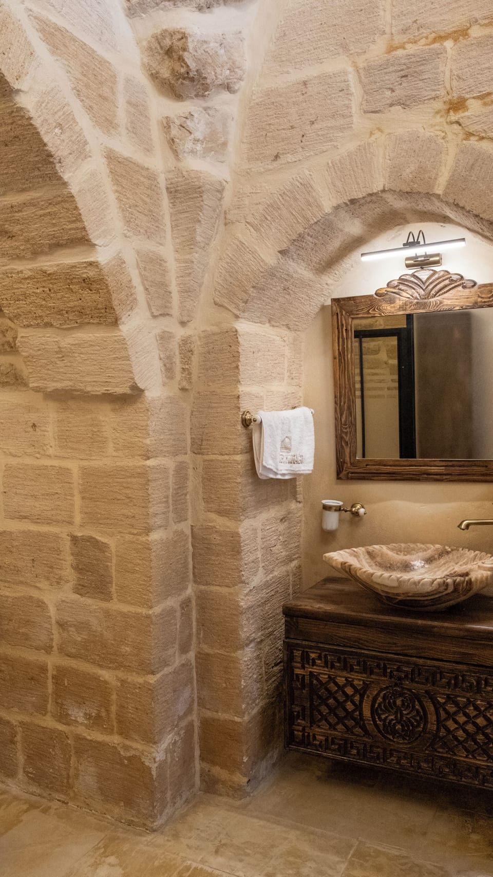 Deluxe Room | Bathroom | Combined shower/tub, hair dryer, towels, soap