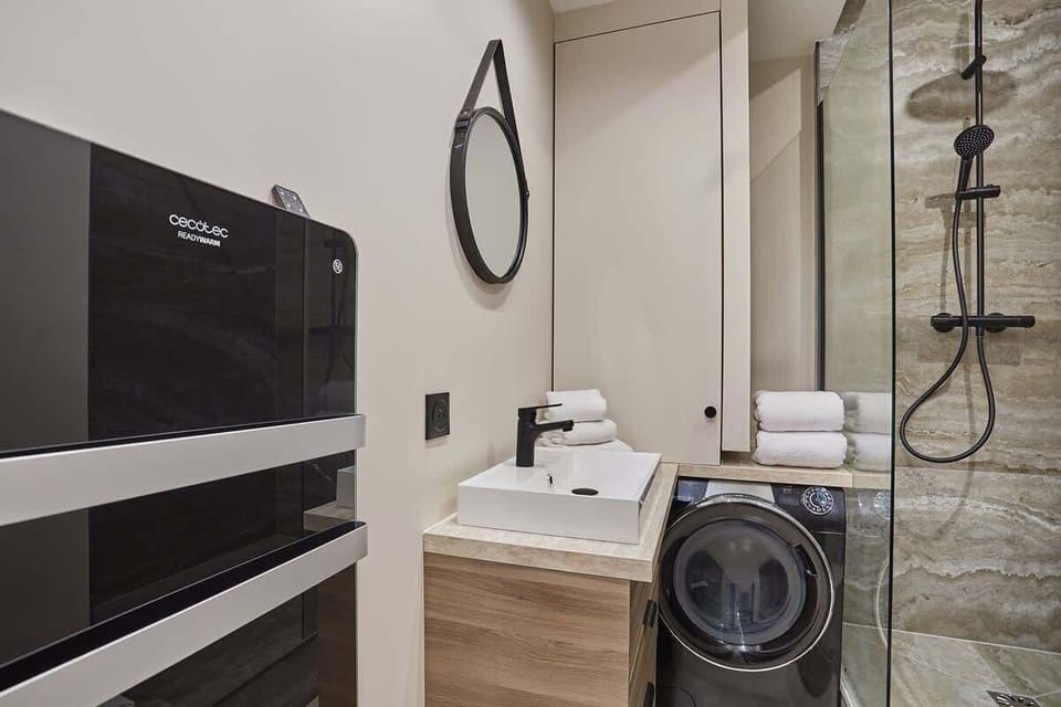salle de bain avec machine à laver séchante