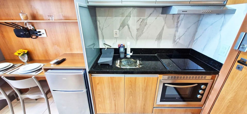 Basic Apartment | Private kitchen | Mini-fridge, stovetop, blender, cookware/dishes/utensils