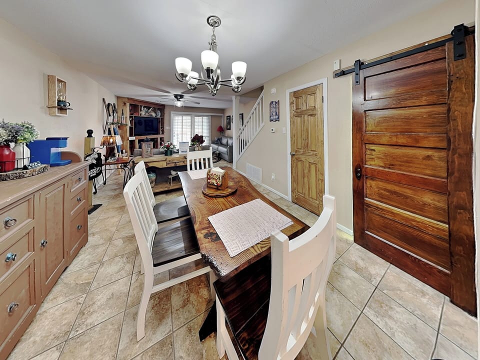 Dining Area - Seating for 6 - First Floor