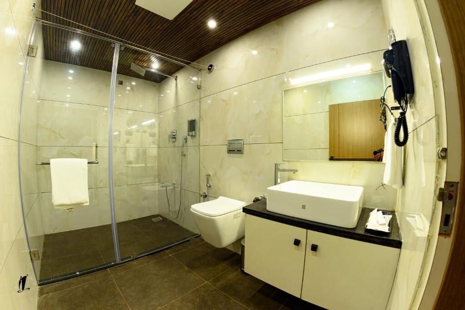 Luxury Studio, City View | Bathroom | Shower, free toiletries, towels, soap