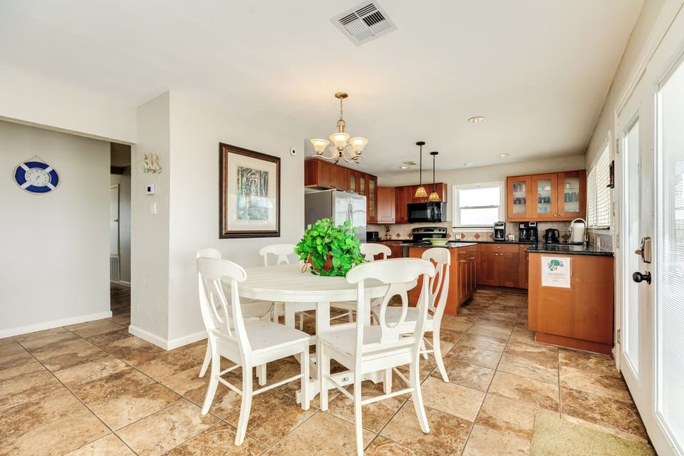 Sit up to 6 at the dining table