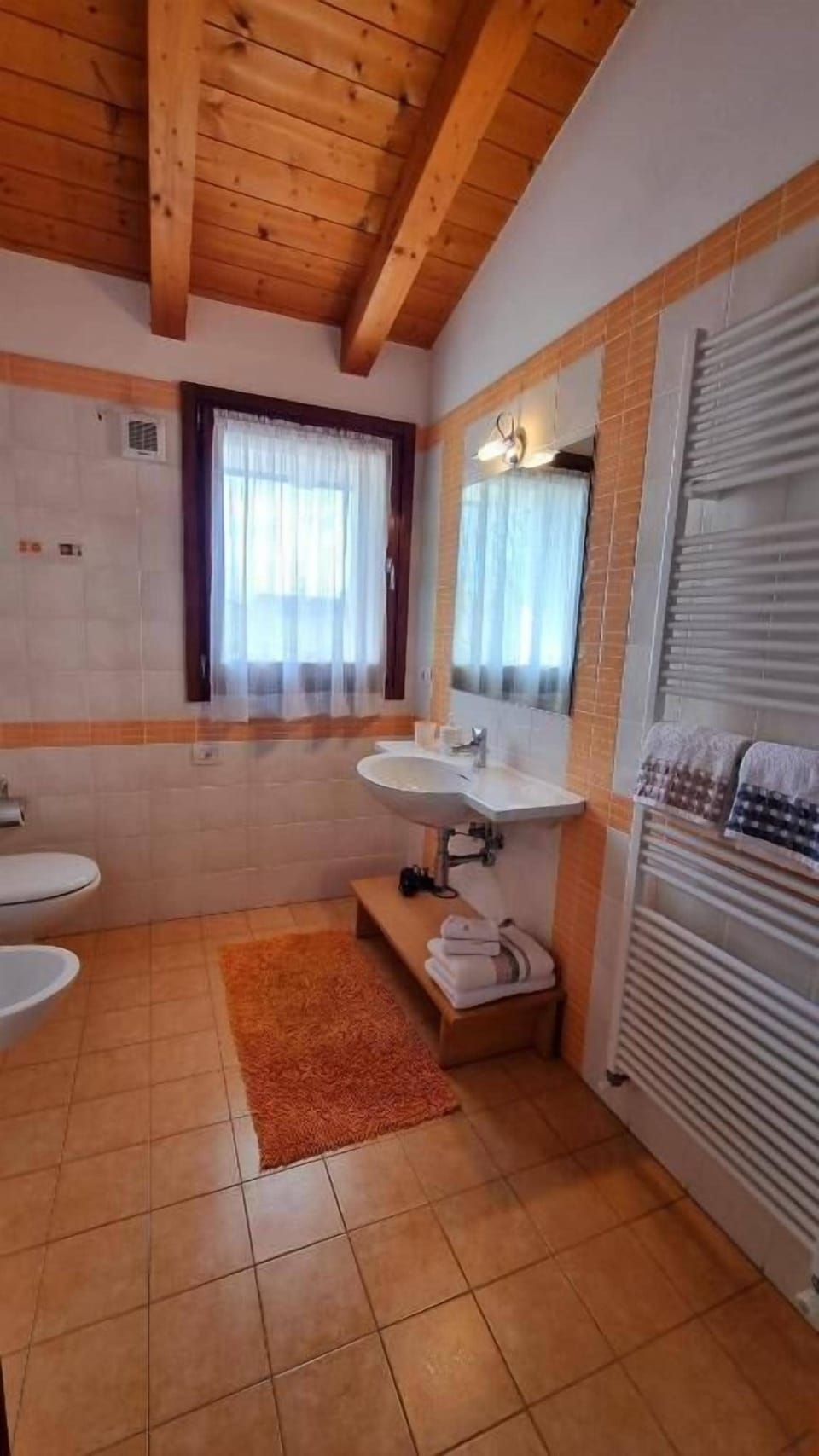 Basic Double Room, Private Bathroom | Bathroom | Shower, hair dryer, bidet, towels