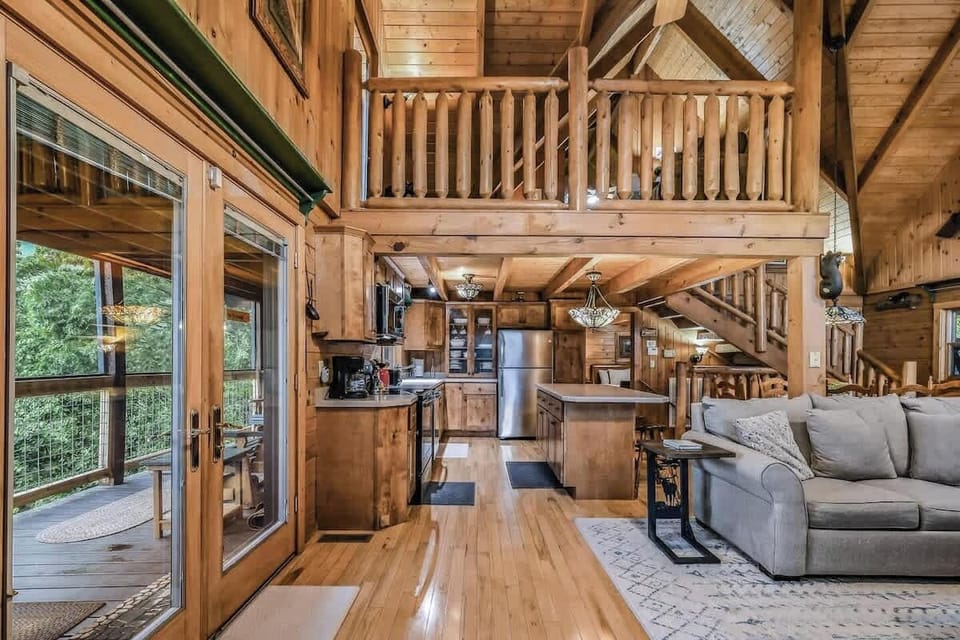Choose to dine indoors or outdoors while soaking in stunning mountaintop scenery from this spacious screened-in porch.