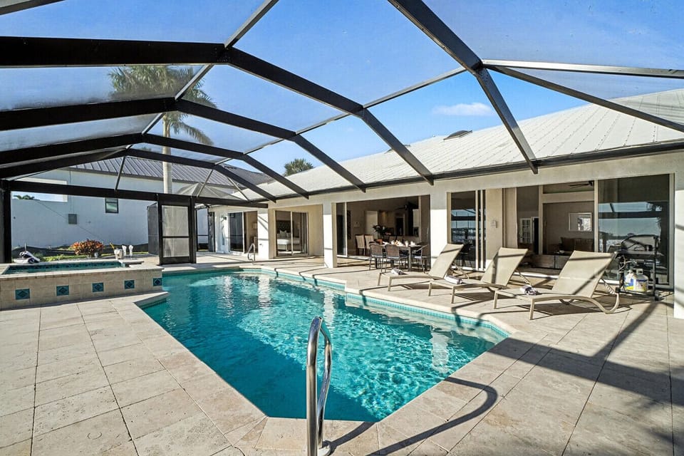 Sun-soaked days, screened-in serenity 🌴✨ Float in your private pool, lounge in the shade, and slide right into indoor-outdoor living—this is Florida relaxation done right.
