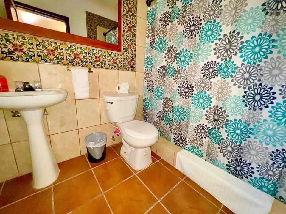 Deluxe Double Room | Bathroom | Free toiletries, towels, soap, shampoo