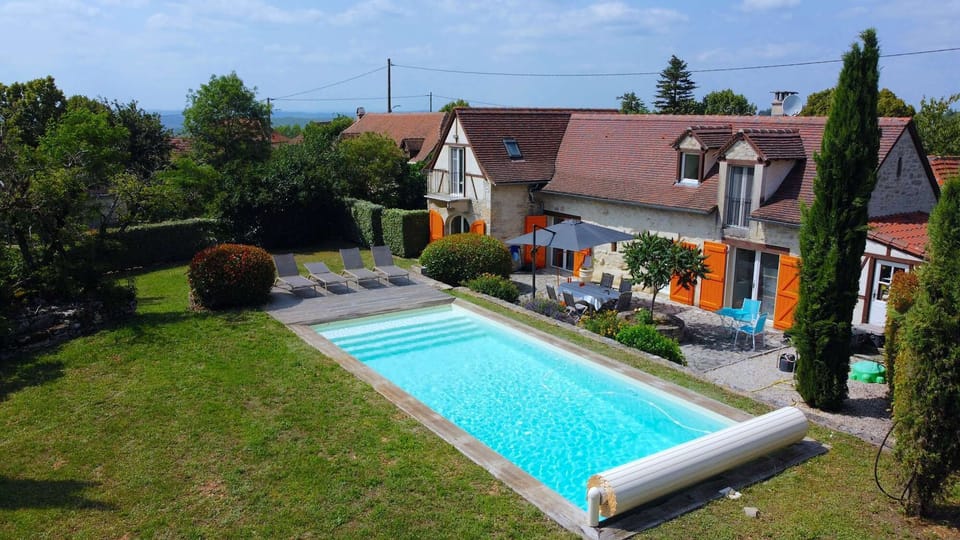 View of the garden and the swimming pool