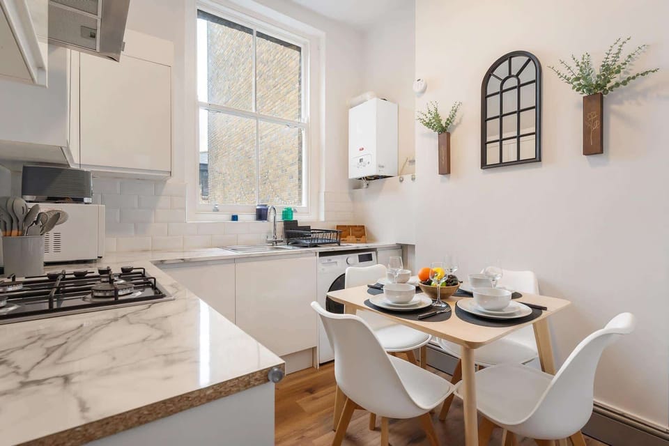 Cook and enjoy family dinners together in this well-equipped kitchen and dining area