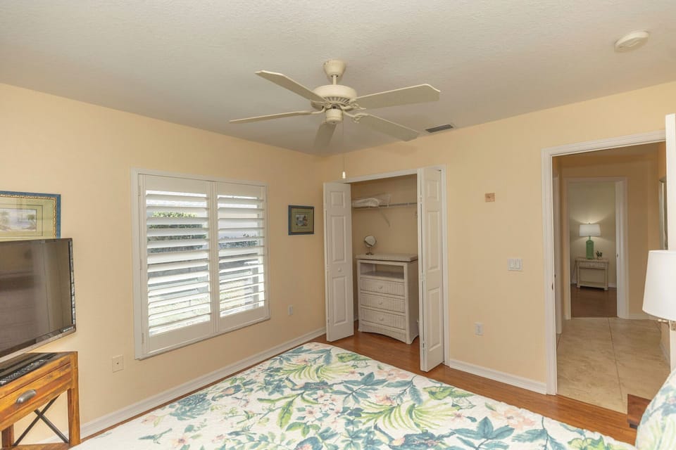 Queen bedroom with Wifi TV