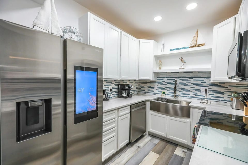 Fully equipped kitchen, perfect for easy meals or longer stays.