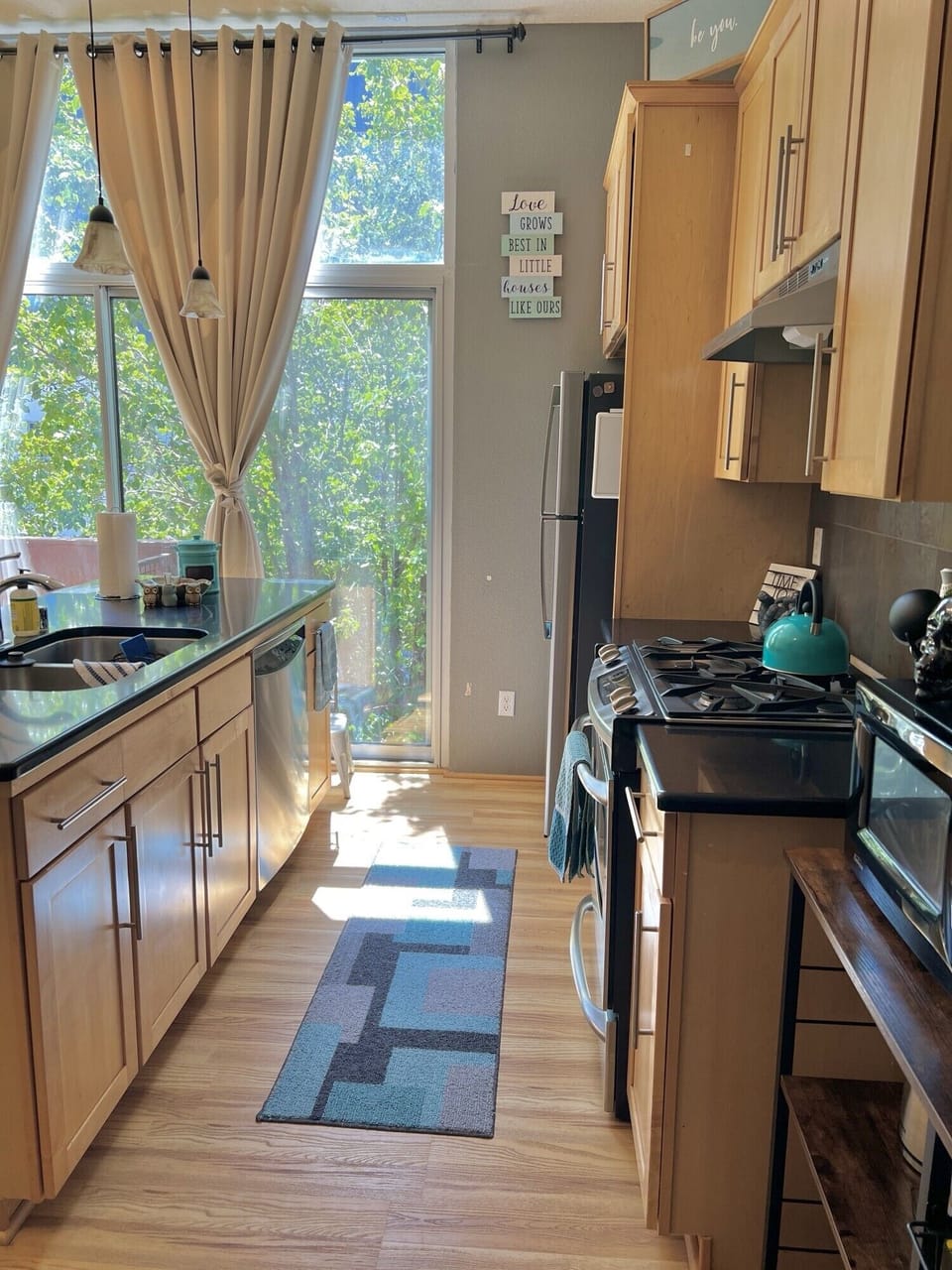 Full kitchen (2nd floor)