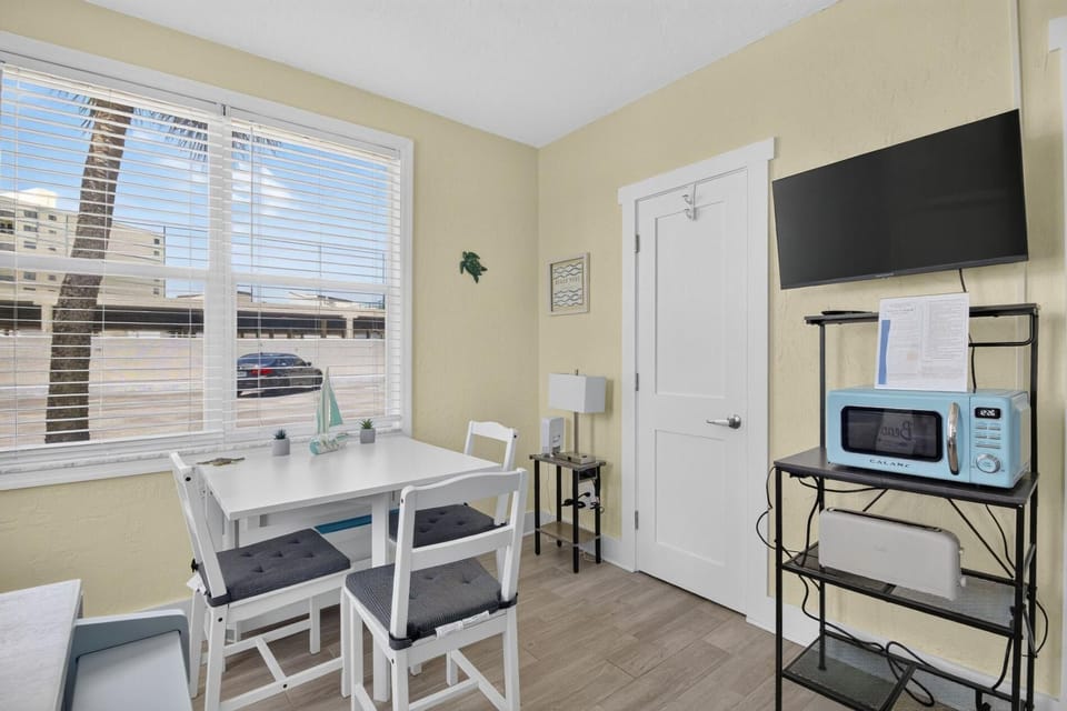 LOCATION!Lovely Venice Villa  2 min walk to beach (8575)