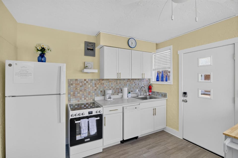 LOCATION!Lovely Venice Villa  2 min walk to beach (8573)